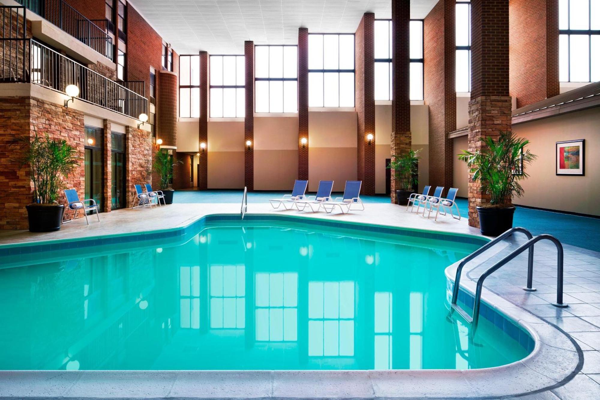 Four Points By Sheraton Richmond Airport Сандстън Екстериор снимка