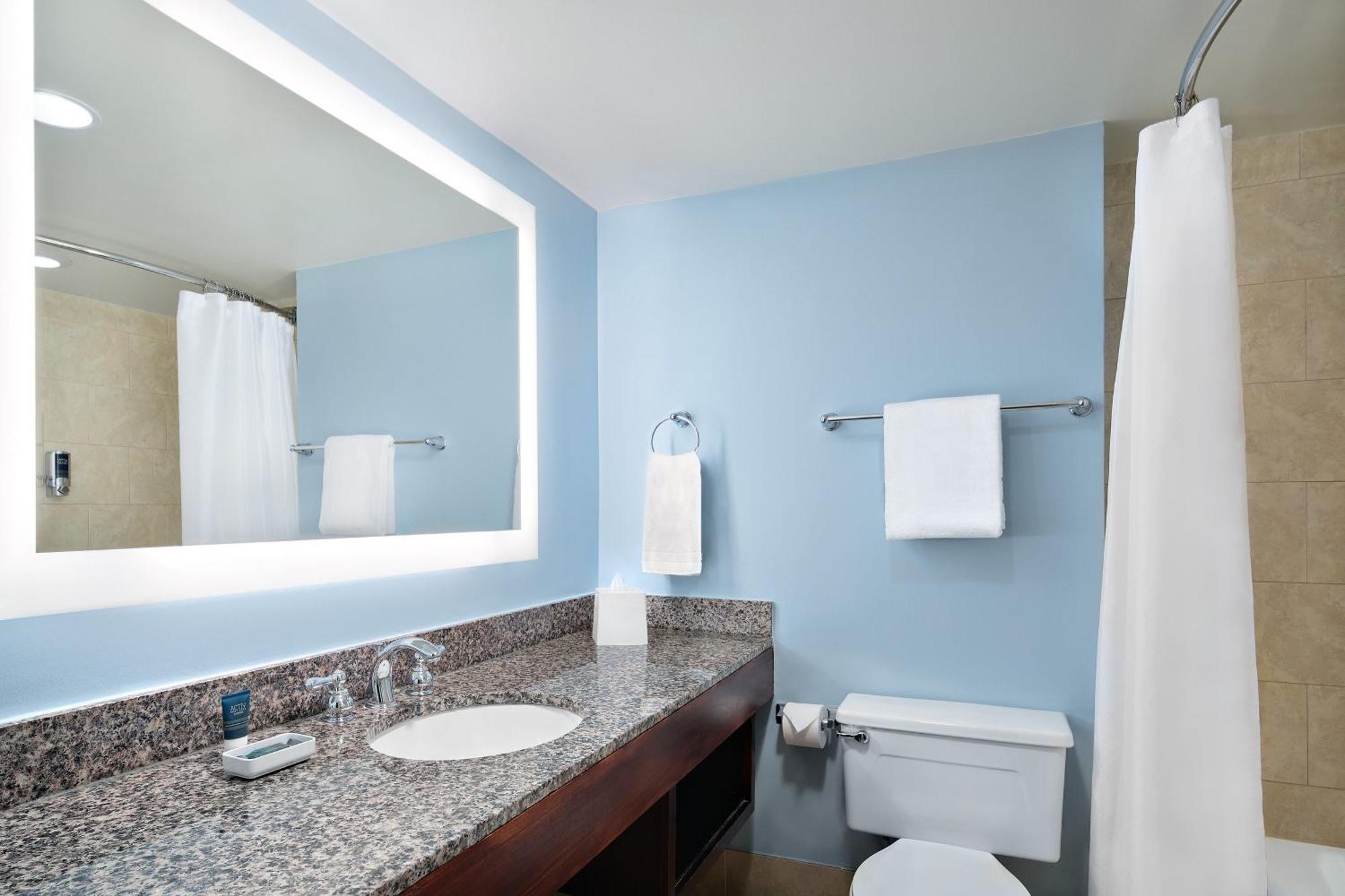 Four Points By Sheraton Richmond Airport Сандстън Екстериор снимка