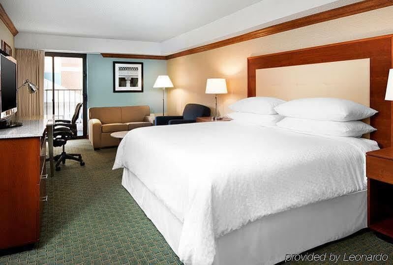 Four Points By Sheraton Richmond Airport Сандстън Екстериор снимка